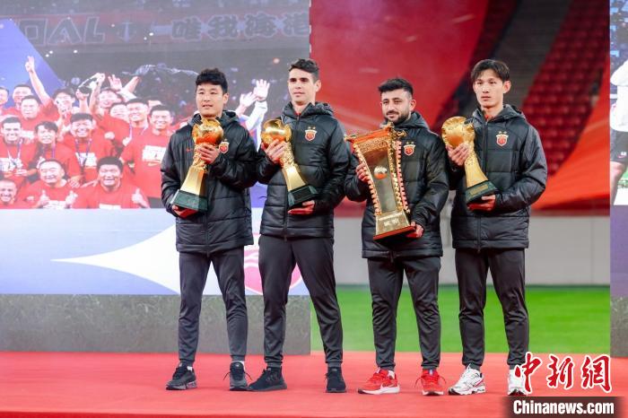 上海海港实现双冠并点亮三星队徽,冀继续加大