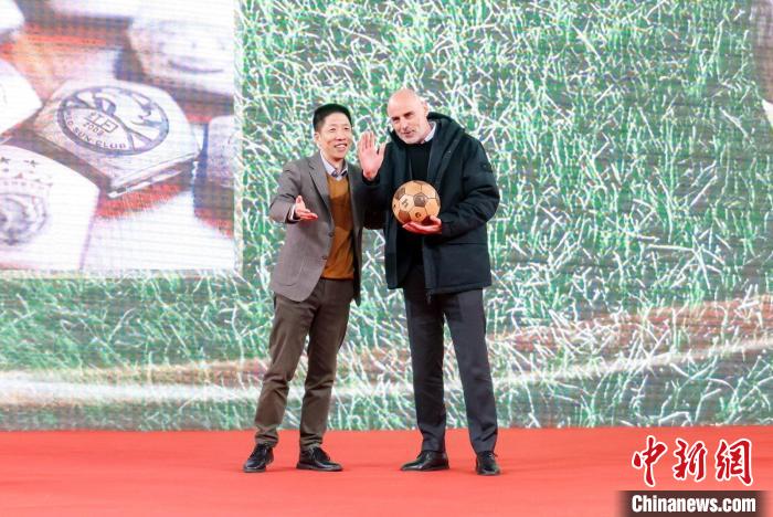 上海海港实现双冠并点亮三星队徽,冀继续加大