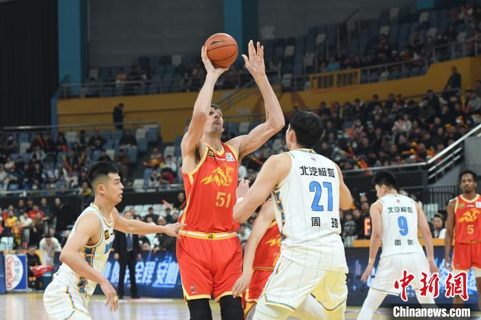 广厦83-79逆转北京迎来主场15连胜 博班首秀仅得