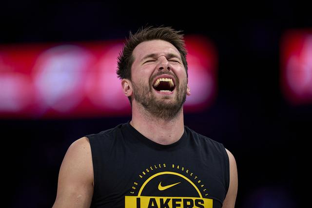 湖人惨败雷霆东契奇伤退 詹姆斯：团队精神未变