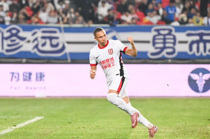 川渝德比战火重燃 成都蓉城重庆铜梁龙争夺冠军