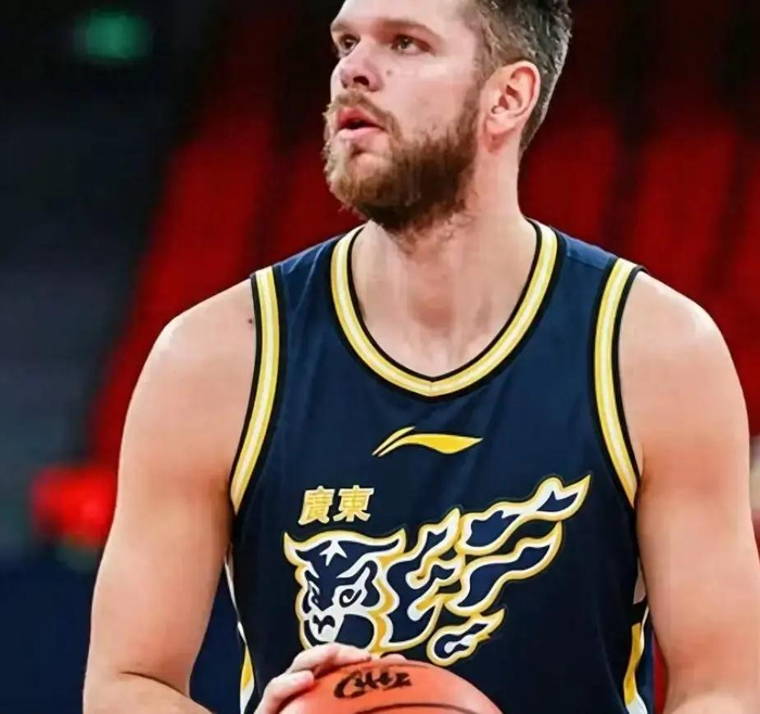 广东新援拉科塞维奇到位 伤病轮换成附加赛关键